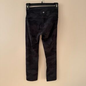 Lululemon Wunder Under Crop 21” Black Camouflage Leggings size 4